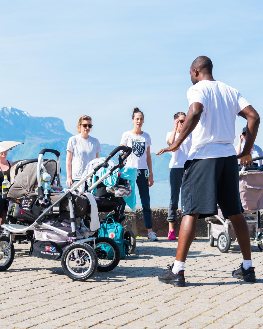 Séance de gym poussette à Lausanne avec de jeunes mamans