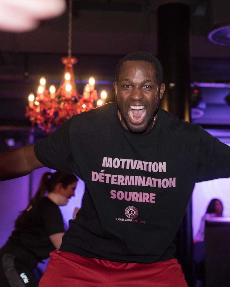 Steeve Louissaint pendant un cours collectif cardio Louissaint Training