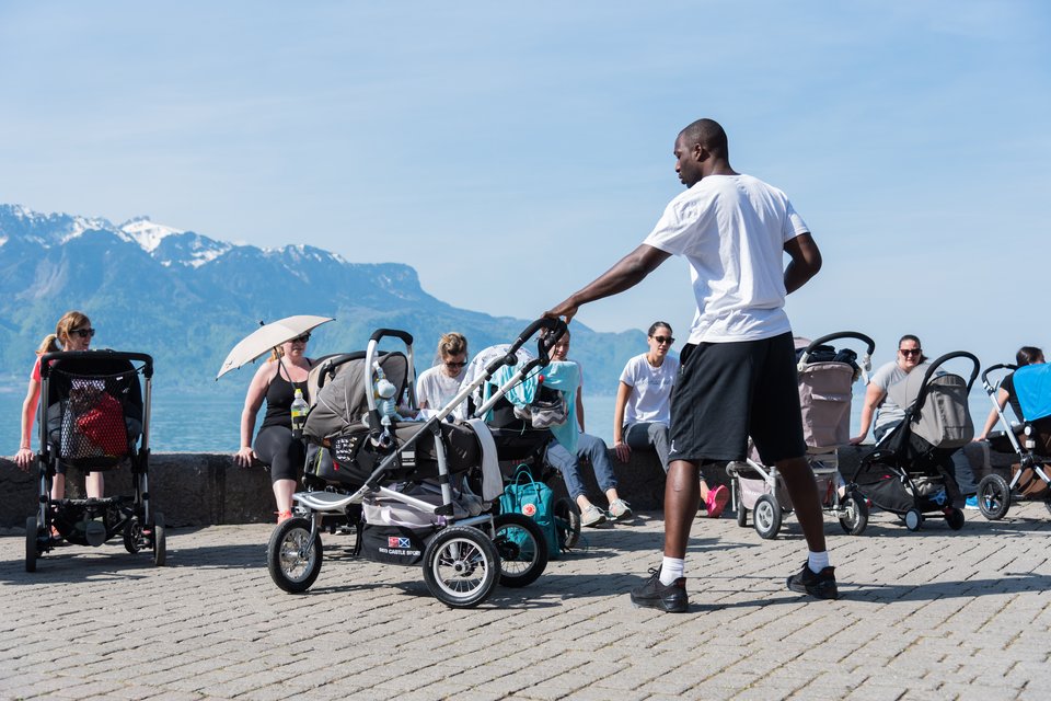 Cours collectif de gym poussette au bord du lac, près de Lausanne